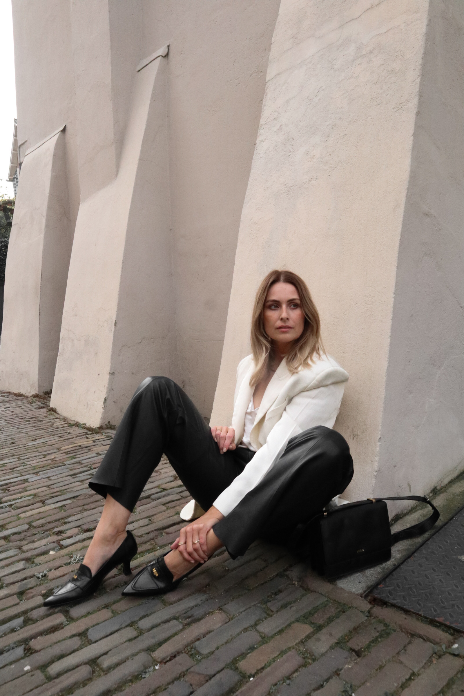 Zwarte leren pumps met goudkleurig detail